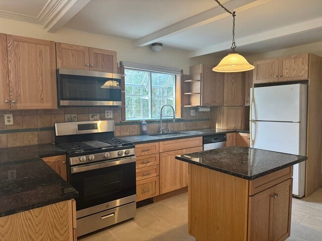 Building Photo - 351 Village St Unit first floor