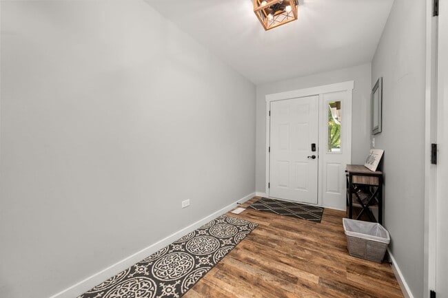 Photo - 823 N First St