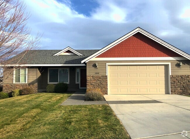 Building Photo - Single Story Home w/Huge Fenced Backyard!