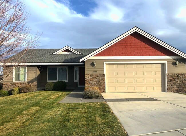 Single Story Home w/Huge Fenced Backyard! - Single Story Home w/Huge Fenced Backyard!