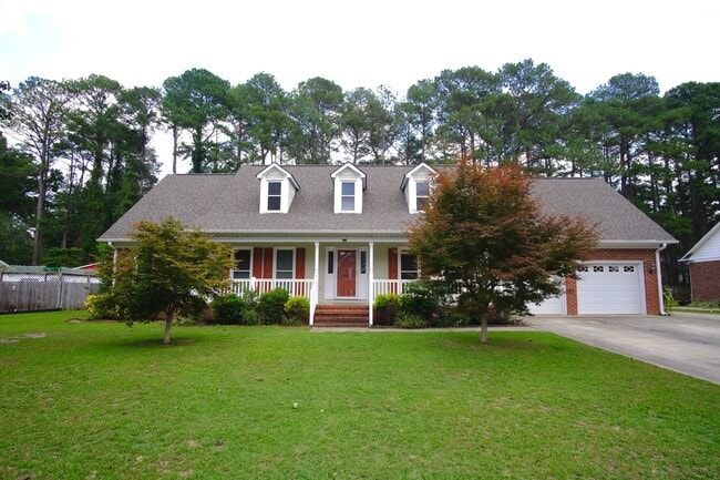 Building Photo - 4 Bed, 3.5 Bath, Spacious Family Room, Fenced Yard in Fayetteville