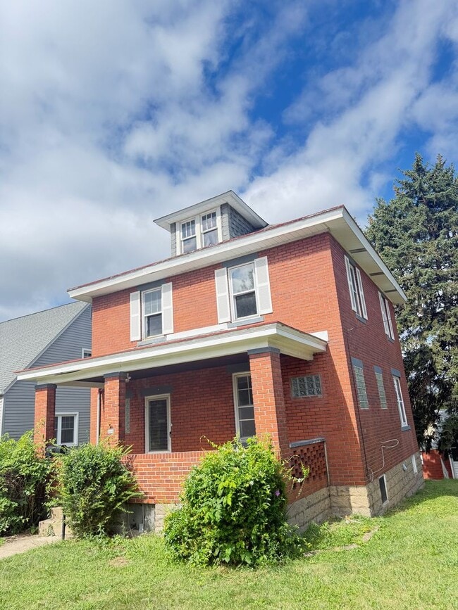 Building Photo - Updated 3 Bedroom 1 Bathroom in North Vers... Rental