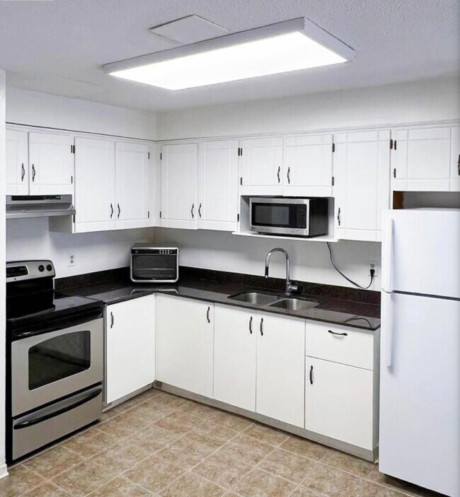 Kitchen 1 - 4140 Dundas St W Unit A
