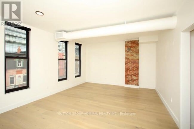 Photo - 535 Yonge St