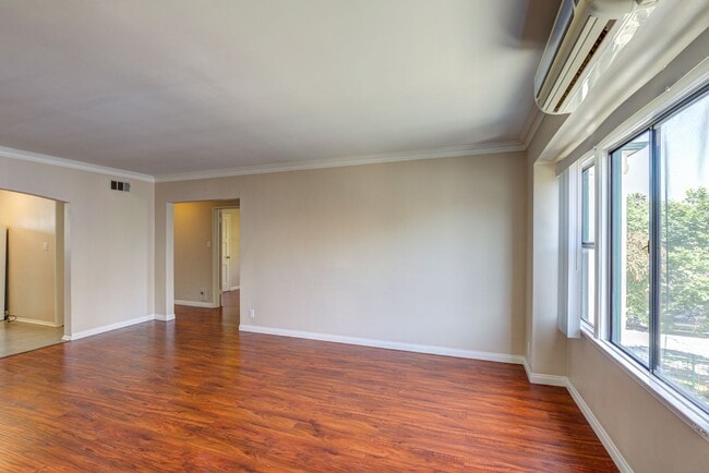 Building Photo - 1154 S Plymouth Blvd Unit 3
