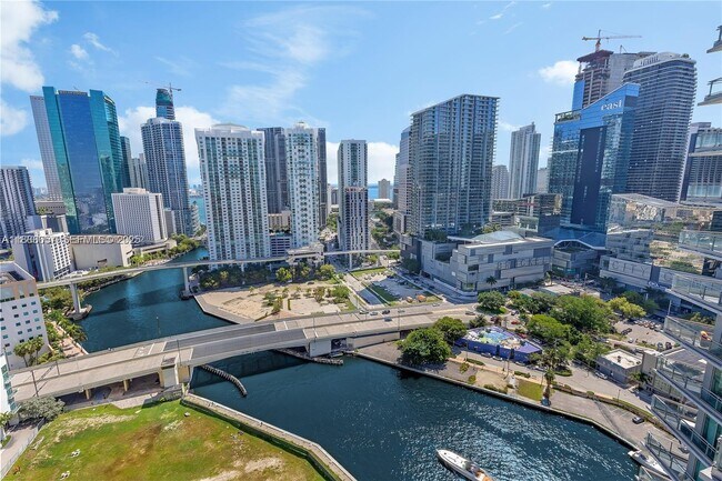 Building Photo - 92 SW 3rd St Unit 3012