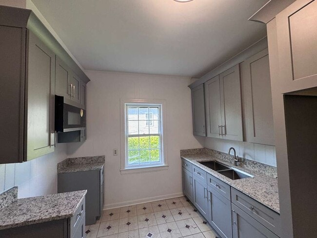 Photo - 2217 Maple St