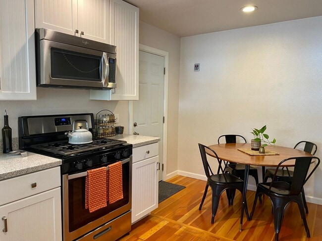 Building Photo - Available May 1st!  Bright Charmer in downtown Chico