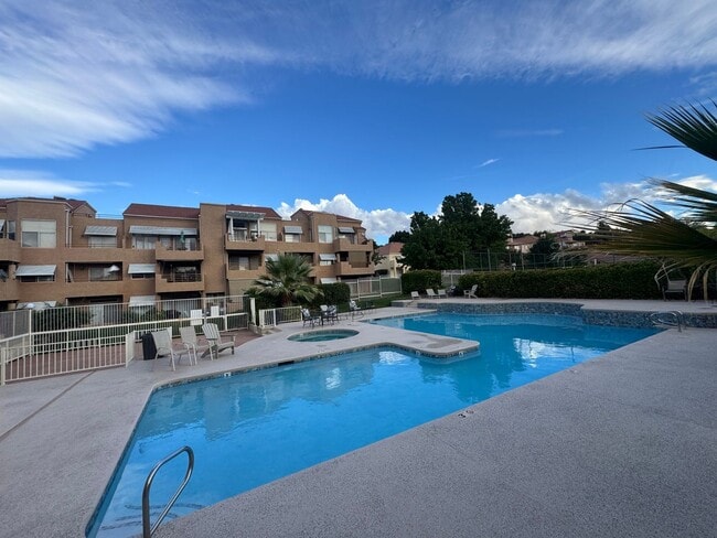 Building Photo - Beautiful Furnished 2 Bedroom Home on Golf Course!!