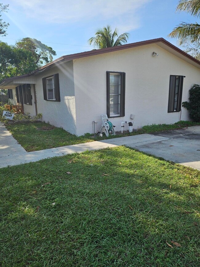 Photo - 1002 McIntosh St