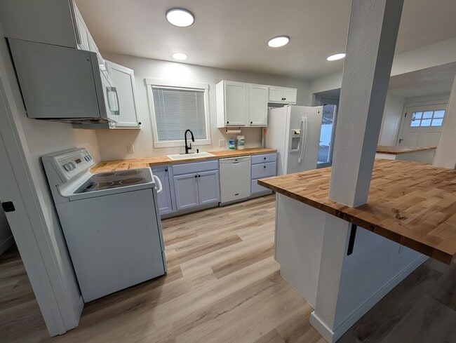 Building Photo - Gorgeous 3 Bed 2 Bath Orchards House with Shop