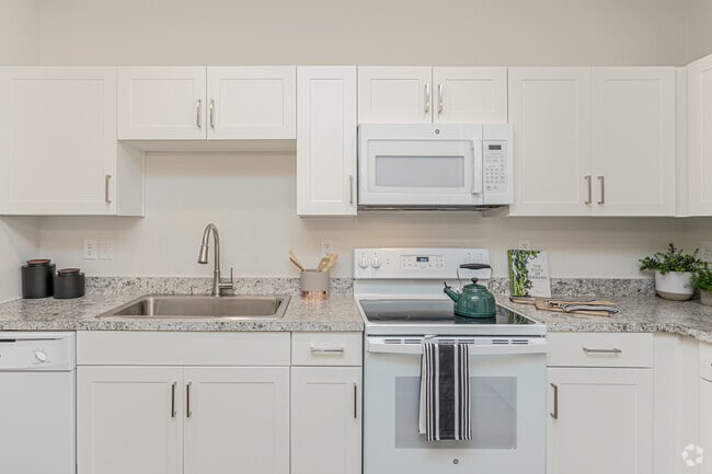 2BR, 2BA - 922SF
