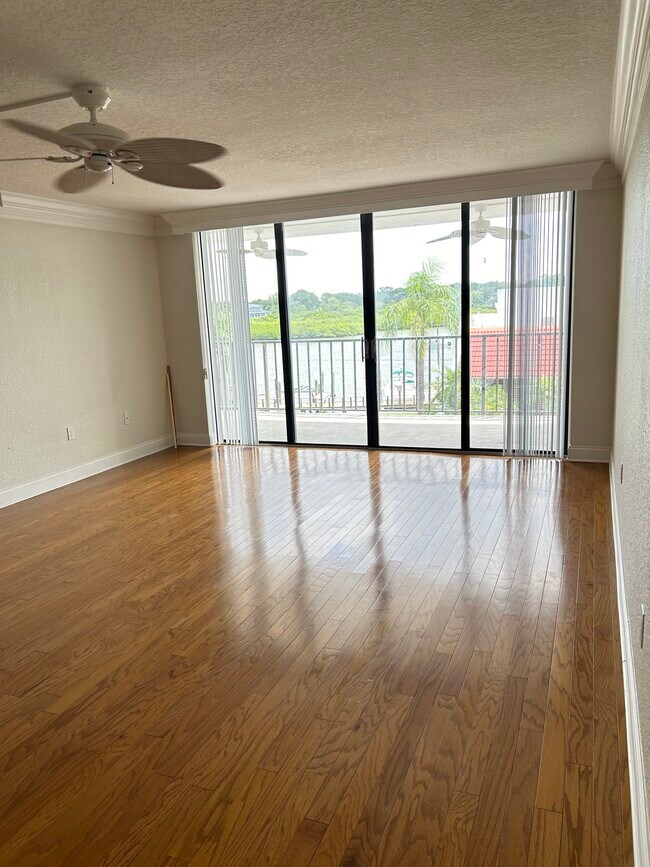 Family room - 19111 Vista Bay Dr Unit #303
