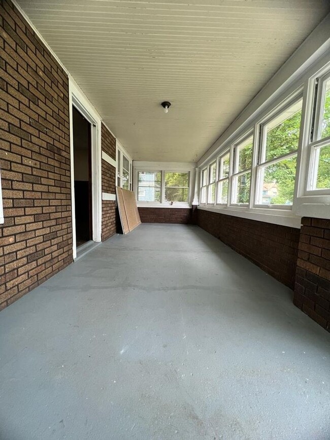 Building Photo - 614 E Broadway St