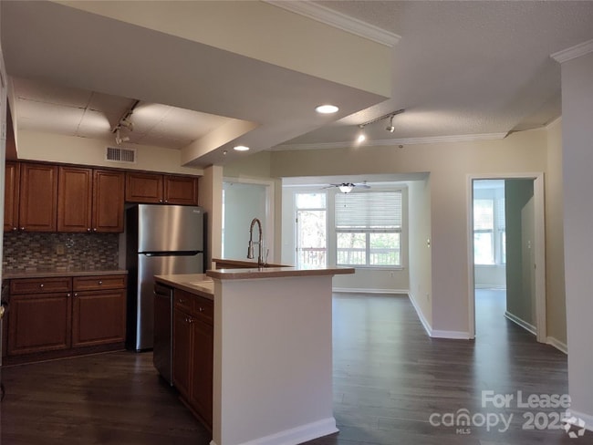 Building Photo - 405 W 7th St Rental