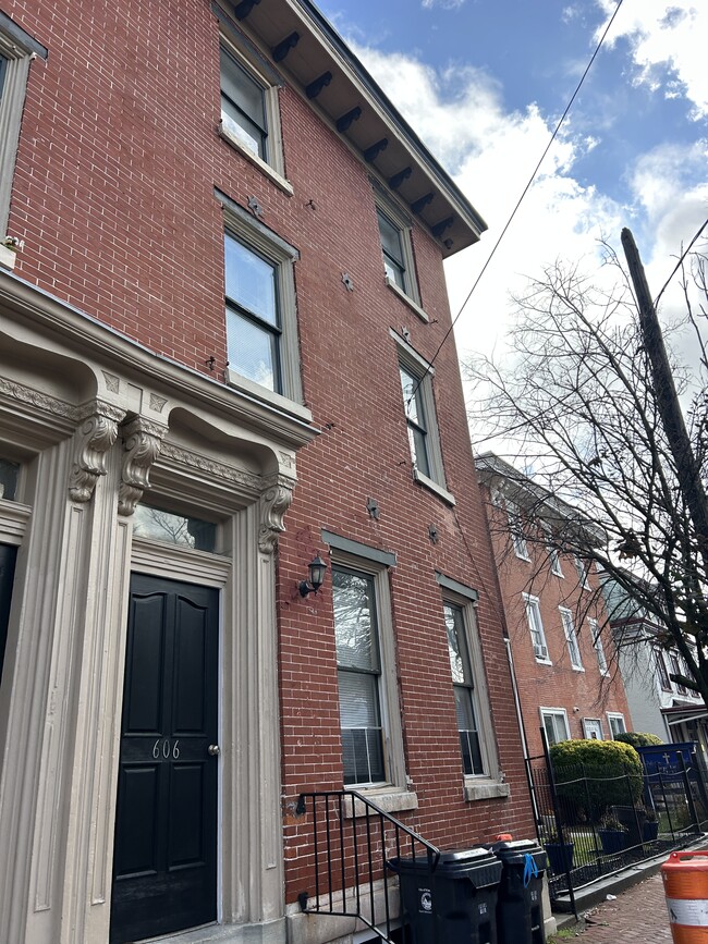 Building Photo - 600 N Washington St