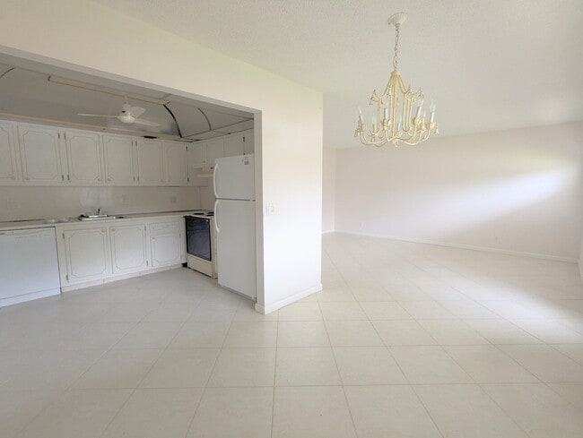 Photo - 222 Somerset L