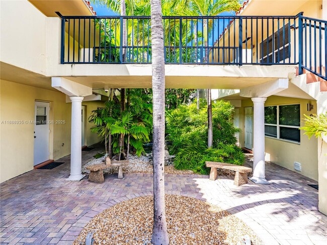 Building Photo - 2025 Miami Rd Unit 7