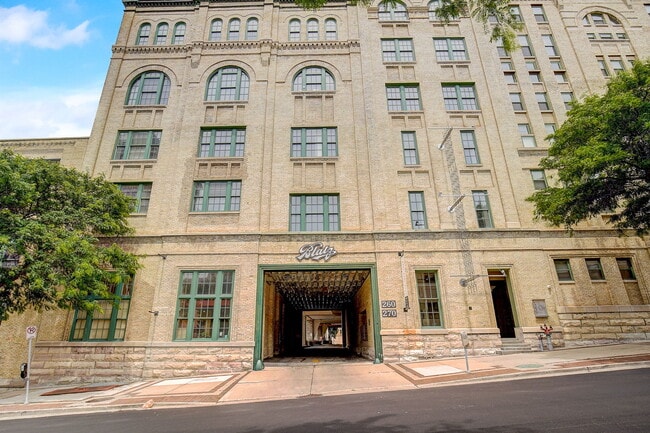 Covered Main Entry - 270 E Highland Ave Unit 1046