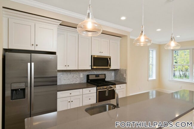 Building Photo - 128 Roxbury St