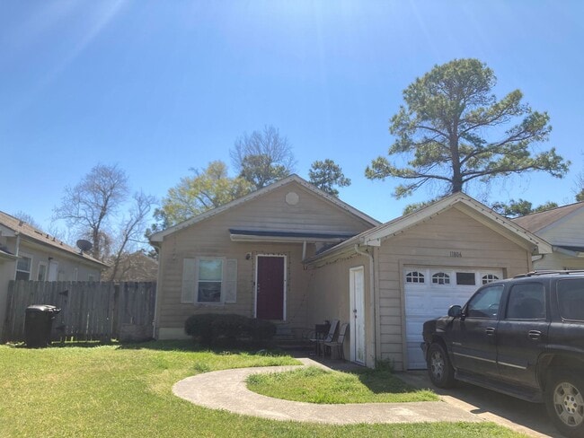 Building Photo - 3 bedroom house with private backyard