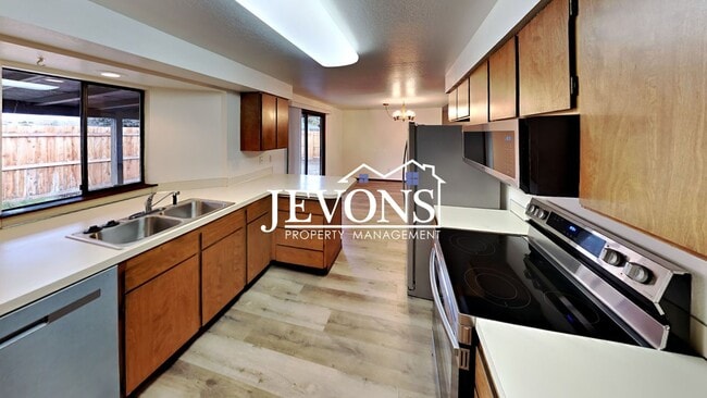 Photo - Enjoy this charming condo near Randall Park and Yakima Valley College, with water, sewer, and gar...