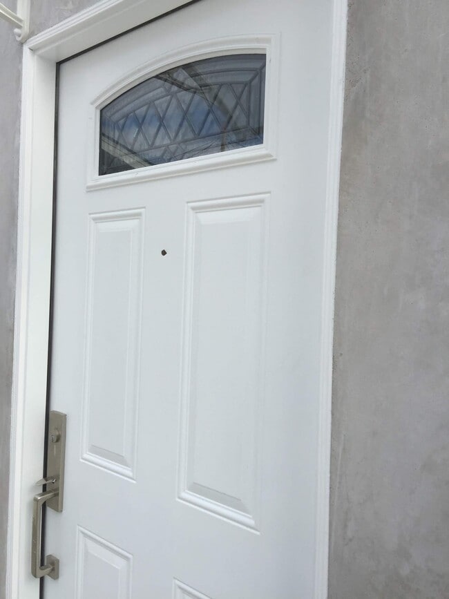 Front door - 10941 Charnock Rd Unidad 10943