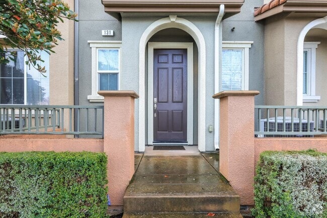 Building Photo - 131 Burbank St Rental