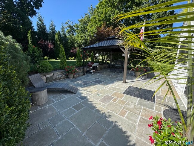 Photo - 561 River Rd