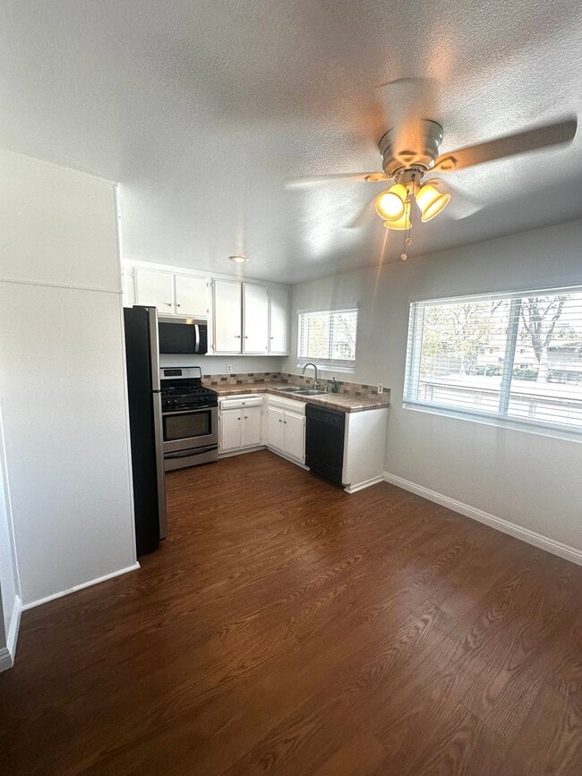 Photo - For Lease- Cozy and comfortable Two Bedrooms top floor unit