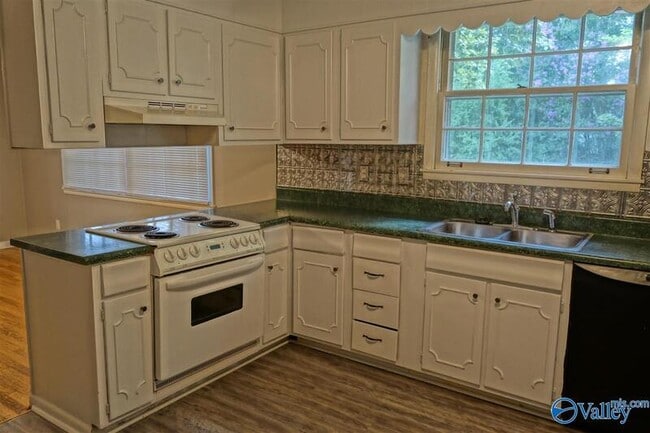 Photo - 7805 Hilton Dr SW