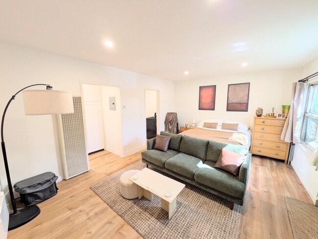 Building Photo - 10985 Culver Blvd Unit 10985