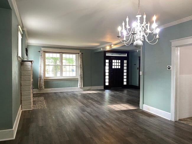 Living room/Entry way - 8242 Buchanan Ave Casa