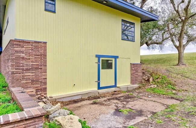 Photo - 4600 Lakeshore Dr