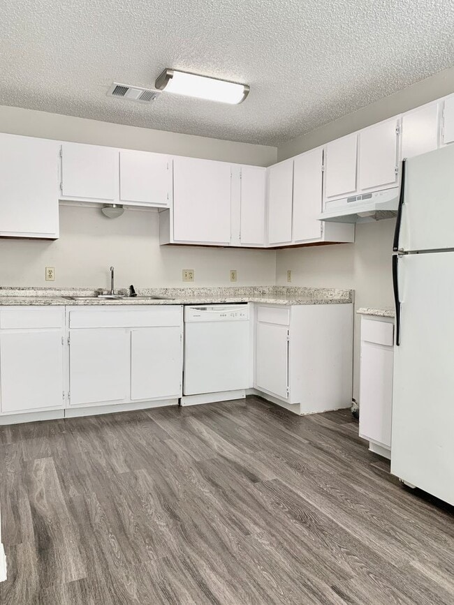 Photo - 2 Bedroom apartment w/ Washer and Dryer Unit A