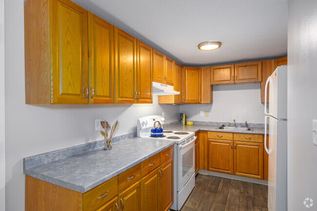 2BR, 1BA - 915SF - Kitchen
