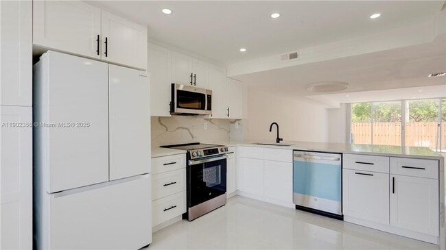 Building Photo - 933 NE 24th Ave