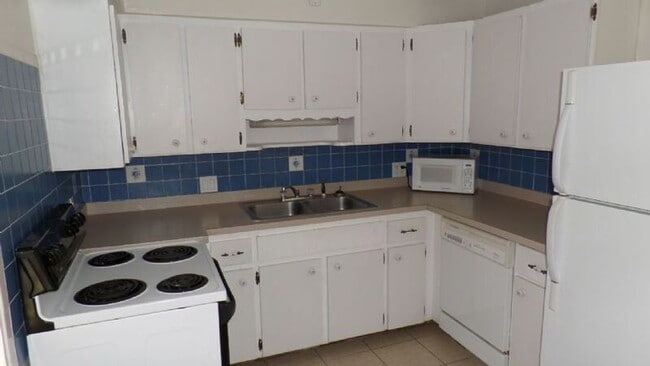 Photo - 2050-2033 33rd Ave N