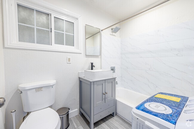 3 habitaciones, 1 baño - 700 pies cuadrados - Baño