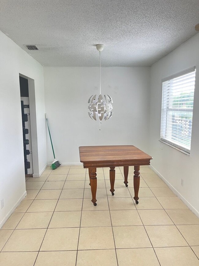 No HOA Fees! Great location 4 bedroom hou... - No HOA Fees!  Great location 4 bedroom hou... House
