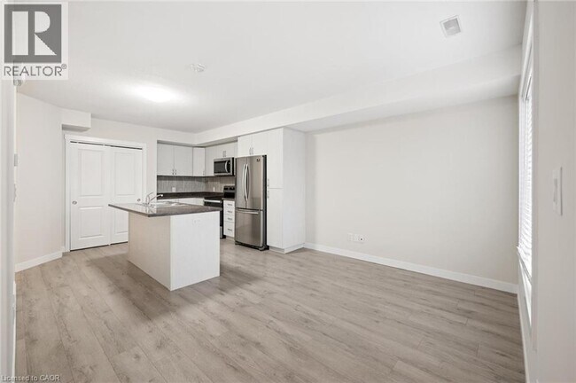Photo - 160 Rochefort St.