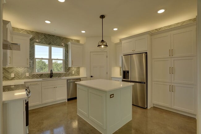 Photo - 302 Red Bird Ln