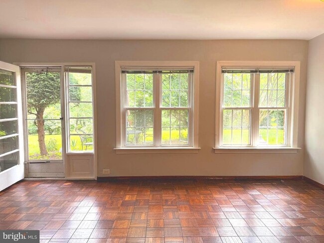 Photo - 3211 Ravensworth Pl
