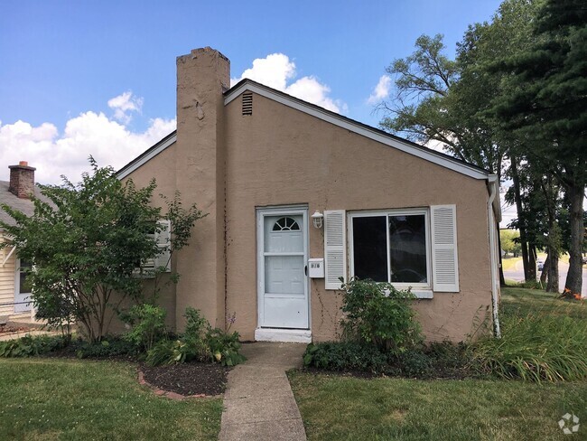 Building Photo - **2-BEDROOM HOUSE W/ DETACHED GARAGE IN BE...