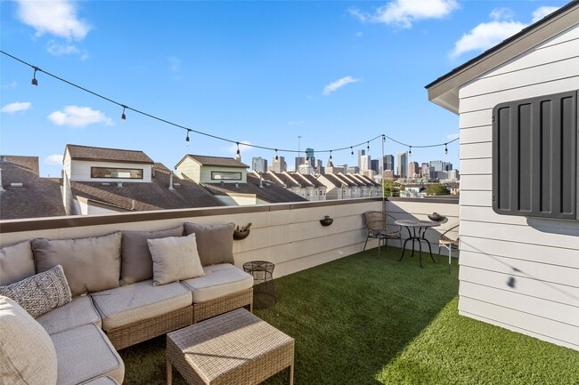 Building Photo - 2104 Dennis St