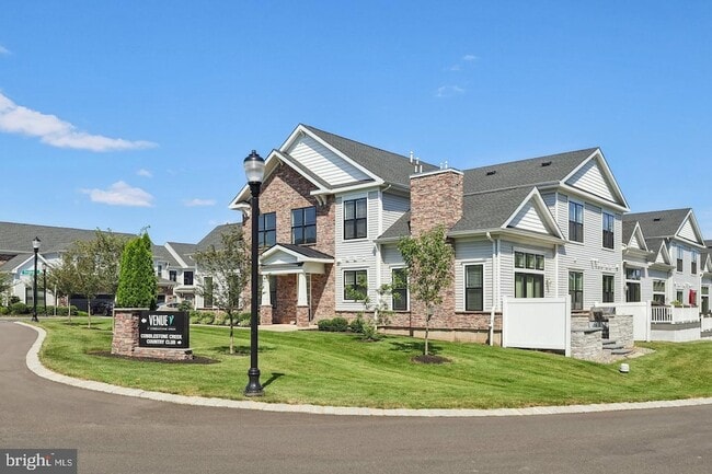 Photo - 2 Dogleg Ln