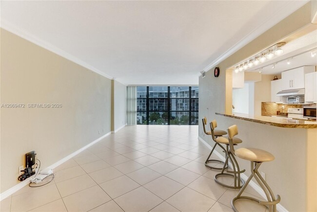 Photo - 1000 Parkview Dr Unit 614