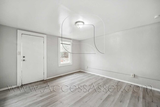 Photo - 242 N Chestnut St Unit 2