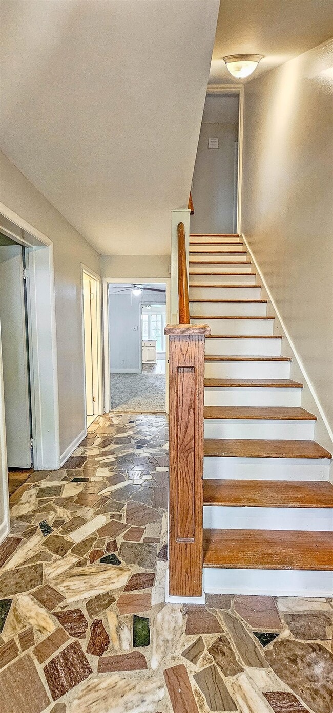 Photo - 724 Center Dr