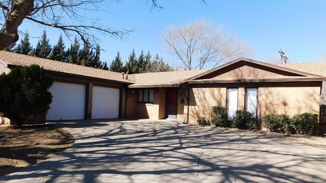 Building Photo - Spacious Home